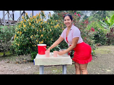 Preparando una deliciosa colada en el campo