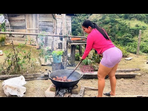 Haciendo una deliciosa fritada en leña