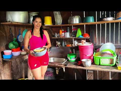 Haciendo una deliciosa tilapia frita en el campo