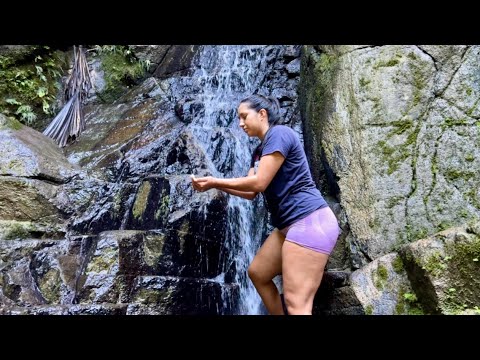 Visite una cascada y termine bañandome en medio del campo