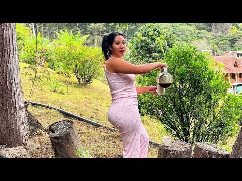 Disfrutando de una mañana fría con un delicioso café