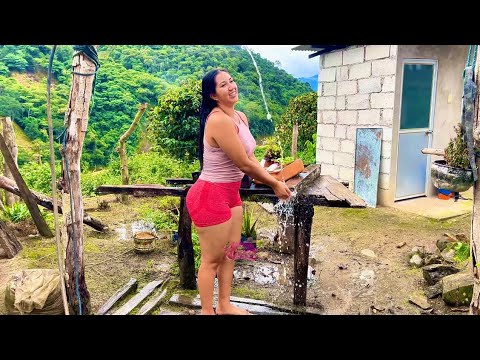 Así me toca bañarme cuando se va el agua en la ducha