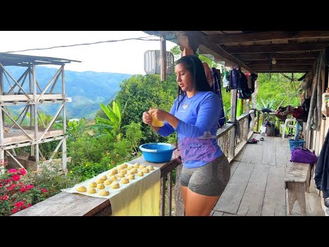 Haciendo una deliciosas empanadas en el campo