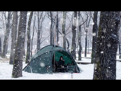 Solo camping in snow So cold that the rain turned into snow