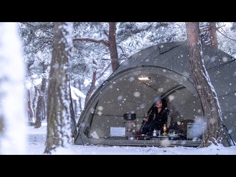 4K Heavy snow camping whole world is covered in white