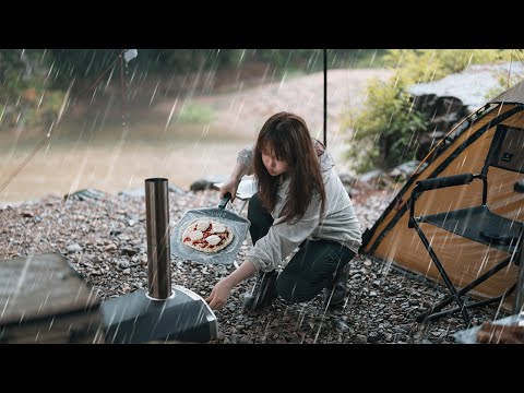 Camping in the heavy rain alone I made a wood fired pizza