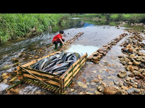 The boy Lam wove bamboo to make fish traps in the stream