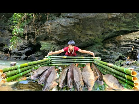 The boy Lam used bamboo to make a fish trap in the stream