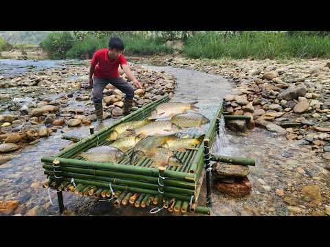 Lam skillfully used bamboo to create a unique fish trap The