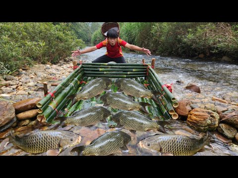 The boy Lam used bamboo to make fish traps using ancient