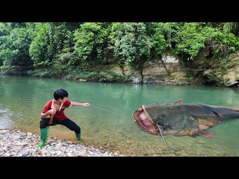 The boy Lam caught a big fish in the big stream