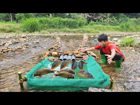 The boy Lam s fishing skills using PVC pipes and nets to
