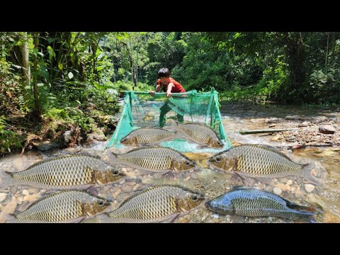 The boy Lam used a green net to make a very unique fish