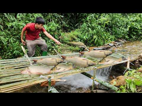 The boy Lam cleverly used bamboo to make a fish trap And