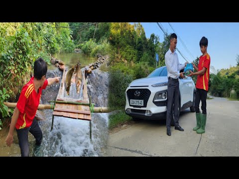 Lam set a fish trap in the stream and luckily caught a big