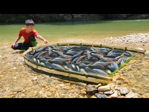 The boy Lam made a bamboo fish trap by himself And caught a