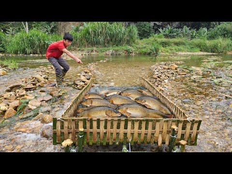 The boy made a bamboo fish trap himself to catch fish in