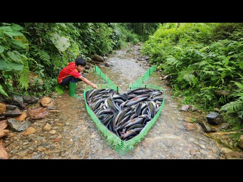 The boy Lam skillfully used a green net to form a heart