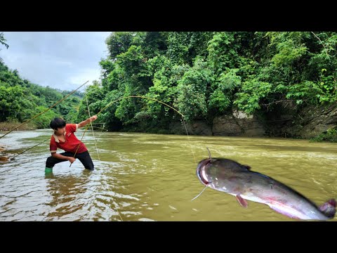 The boy Lam was fishing in the stream and unexpectedly