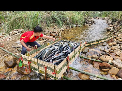 The boy Lam weaved bamboo to make a trap to catch fish in