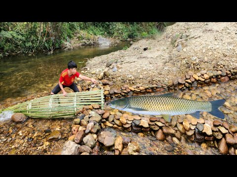 The boy Lam set the ancient fish trap in the stream And