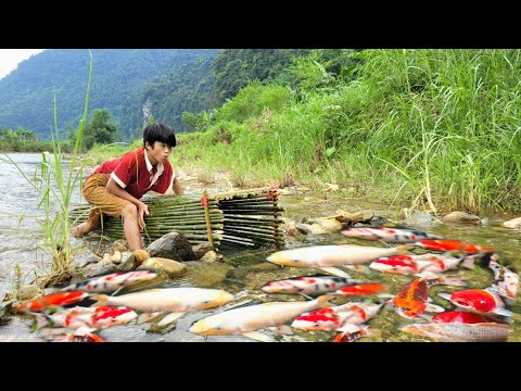 wandering boy cuts bamboo to make a fish trap basket Use