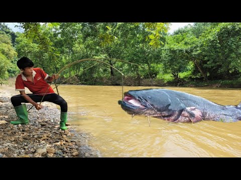Lucky boy caught a huge fish unexpectedly Wandering boy