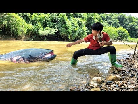 Boy Lam went to the stream to catch a big fish