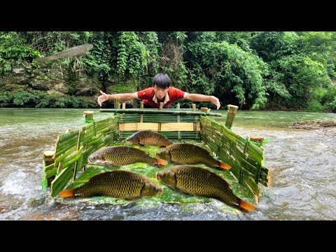 The boy used bamboo to weave a trap to catch fish and