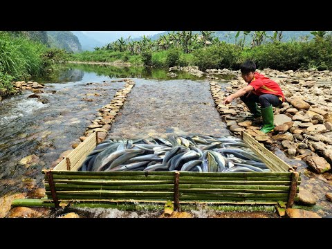 The boy Lam skillfully used bamboo to make a fish trap in a