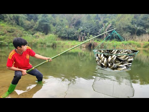 The boy Lam used a green net to catch fish in the big
