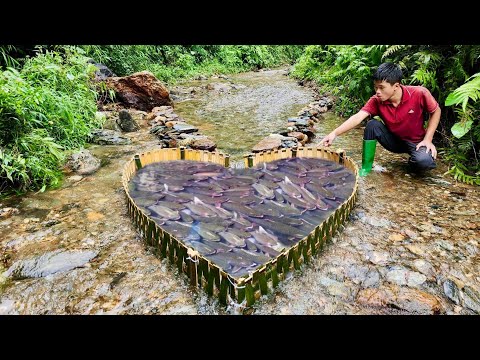 The boy Lam skillfully wove bamboo to make a unique fish