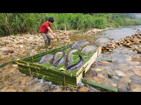 The boy Lam wove bamboo to make a fish trap in the stream