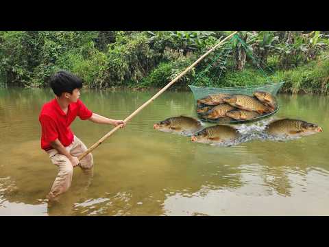 The boy Lam was lucky enough to catch a batch of carp in