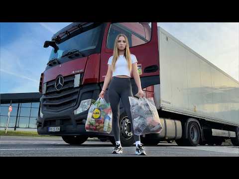How a female truck driver washes clothes on the road
