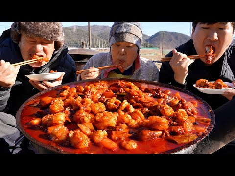 맛있는 닭볶음탕에 통통한 대창 가득 솥뚜껑 곱도리탕 Spicy braised chicken with
