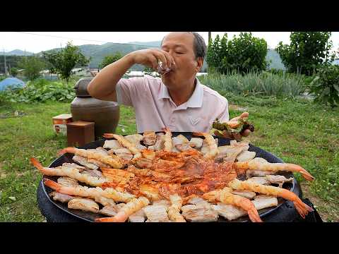 새우를 삼겹살 기름에 튀기면 솥뚜껑에 구운 삼겹 새우 김치 구이 Grilled pork belly with
