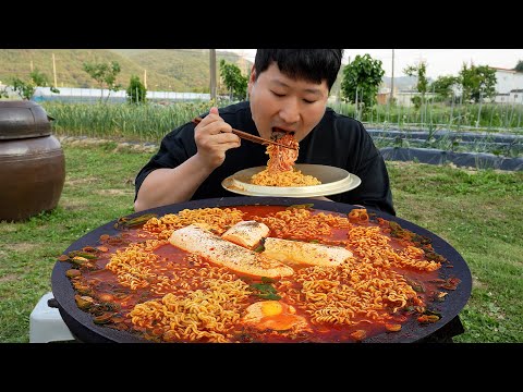 솥뚜껑에 끓인 순두부 열라면 닭장에서 갓 꺼낸 계란과 텃밭의 파까지 Soft tofu instant