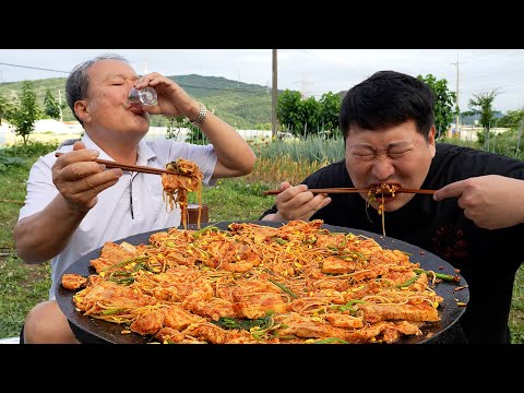 콩나물 푸짐하게 얹은 삼겹살콩나물찜 고소하고 아삭한 조합 Steamed pork belly bean