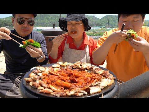 고추장양념한 더덕을 삼겹살과 함께 솥뚜껑에 구운 더덕 삼겹살 Samgyeopsal with Deodeok