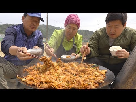 보기만 해도 군침도는 돼지고기 두루치기 Duruchigi stir fried pork with kimchi