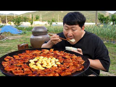 솥뚜껑에 통마늘 듬뿍 올린 양념삼겹살 밥 한 그릇 더 부르는 조합 Seasoned Samgyeopsal