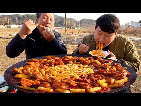 순식간에 사라지는 닭갈비 떡과 우동사리 가득 넣은 솥뚜껑 닭갈비 Dakgalbi Stir fried