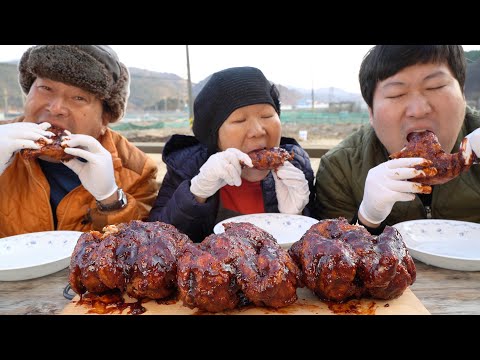 가마솥에 튀긴 통닭에 직접 만든 매콤한 양념 쓱 양념통닭 Fried chicken with Korean