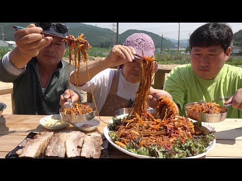 새콤한 막국수와 쫄깃한 수육 막국수 수육 Spicy Buckwheat Noodles Boiled Pork