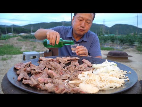 맛있게 숙성된 한우 갈비살에 소주 한 잔 Aged Korean Beef Ribs with Soju 요리