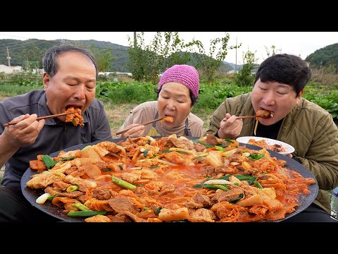 돼지고기김치짜글이 질 좋은 생고기에 잘 익은 묵은지로 만든 솥뚜껑 짜글이 Pork and Kimchi