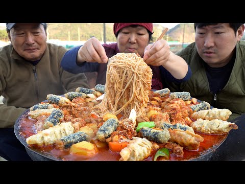 솥뚜껑 닭볶음탕에 소면과 튀김을 더하면 Braised Spicy Chicken with Fried food