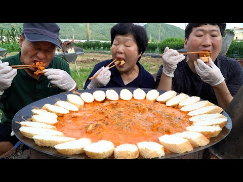 숯불에 구운 치킨을 단짠 로제 소스에 훌랄라 로제 치킨 먹방 Smoked chicken with Rose
