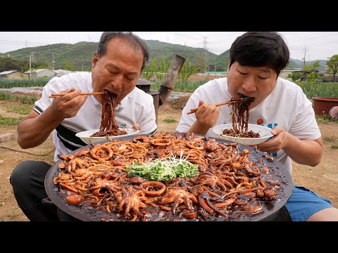 싱싱한 해물 넣어 솥뚜껑에 직접 만든 돌판 짜장면 Homemade Seafood Jjajangmyeon